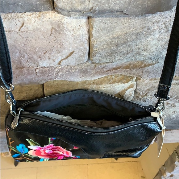 Kong Que Zhi Xiang | Black Floral Embroidered Bag - Picture 4 of 9